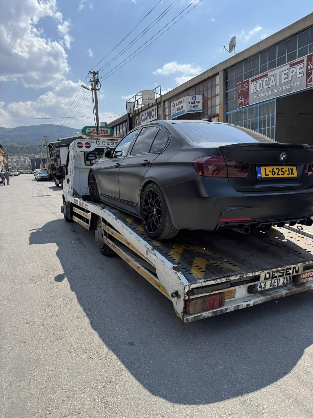 Platform çekici üzerinde sedan