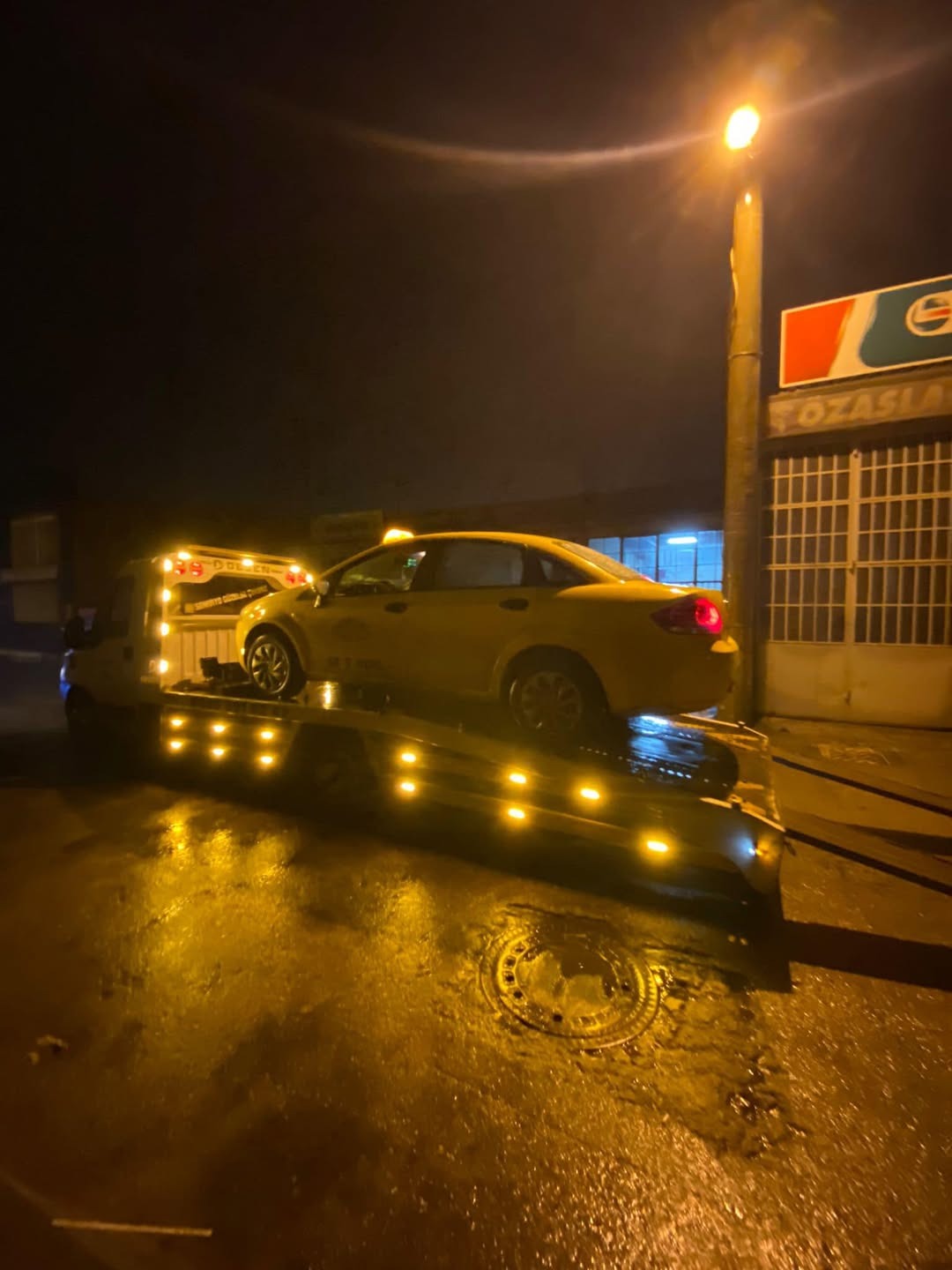 Gece Kütahya'da platform çekiciye yüklenmiş araç